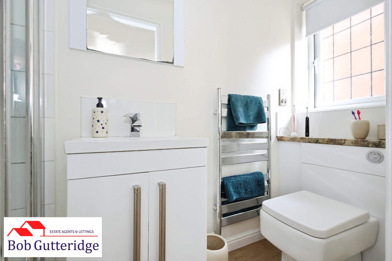 EN-SUITE SHOWER ROOM